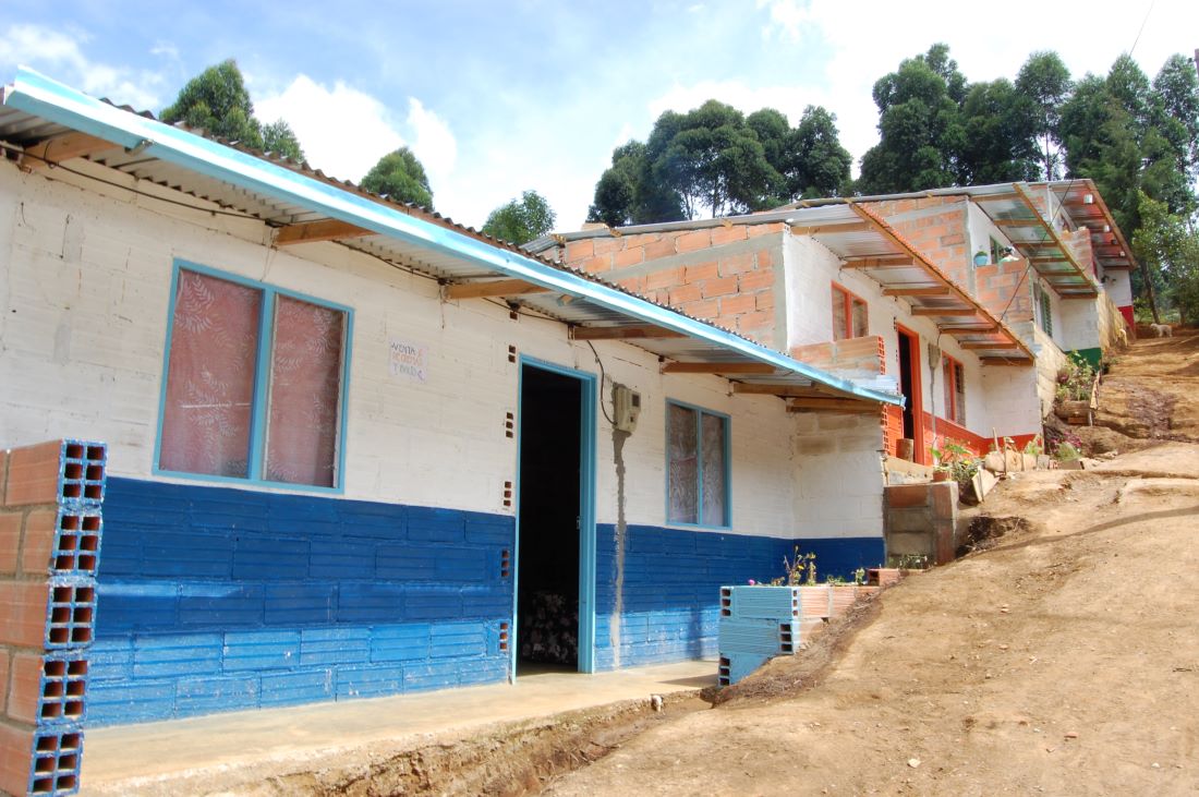 Reconstrucción de vivienda en el Eje Cafetero.