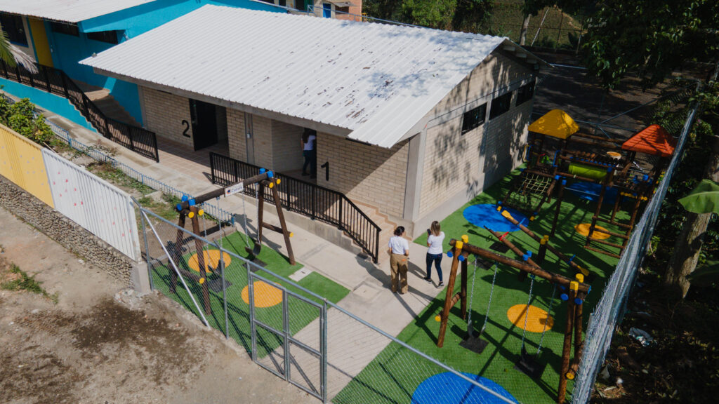 Reconstruir escuelas para recuperar la esperanza
